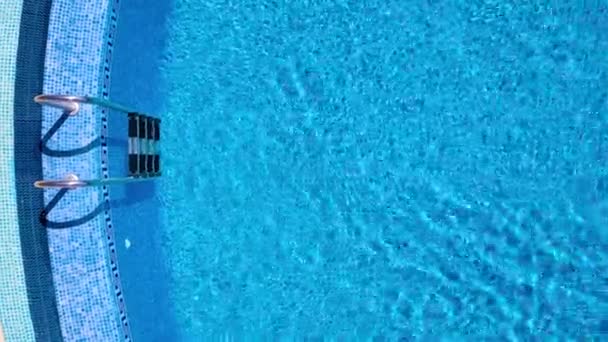 Вид с дрона над поверхностью бассейна — стоковое видео