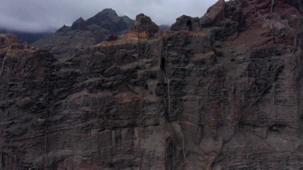 Légifotó a Los Gigantes sziklák Tenerifén borús, Kanári-szigetek, Spanyolország — Stock videók
