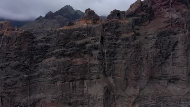 Vista aérea de Los Gigantes Cliffs em Tenerife nublado, Ilhas Canárias, Espanha — Vídeo de Stock