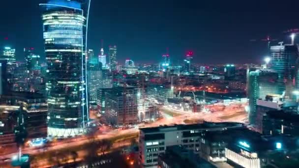 Hiperlapso aéreo del centro de negocios de Varsovia por la noche: rascacielos y Palacio de Ciencia y Cultura — Vídeos de Stock