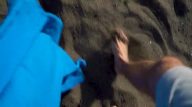 Okyanus plajında siyah volkanik kum birlikte gezinme çift üst görünümü