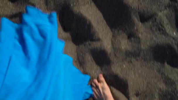 Bovenaanzicht van paar wandelen samen op de zwarte vulkanische zand op Ocean Beach — Stockvideo