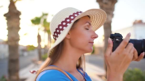 Fotógrafa turista tomando fotos con cámara en un hermoso paisaje tropical al atardecer — Vídeo de stock