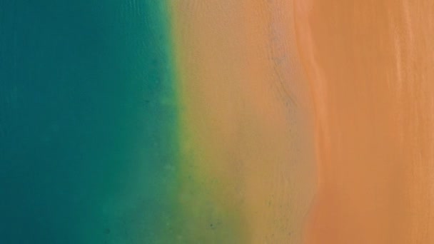 Flygfoto av den gyllene sanden på stranden Las Teresitas och turkos vatten Atlanten, Teneriffa, Kanarieöarna, Spanien — Stockvideo