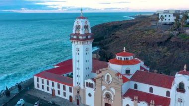 Bazilika ve ada - Santa Cruz de Tenerife Atlantik kıyısında başkenti yakınındaki Candelaria yılında townscape yükseklikten görüntüleyin. Tenerife, Kanarya Adaları, İspanya