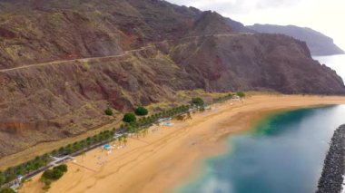 Altın kum yüksekliği ve plaj Las Teresitas, Tenerife, Kanaryalar, İspanya çevreleyen manzara görünümü