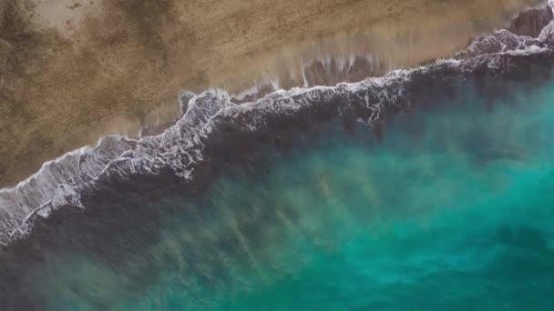 Blick von oben auf den Wüstenstrand am Atlantik. Küste der Insel Teneriffa. Drohnenaufnahmen von Meereswellen, die die Küste erreichen — Stockvideo