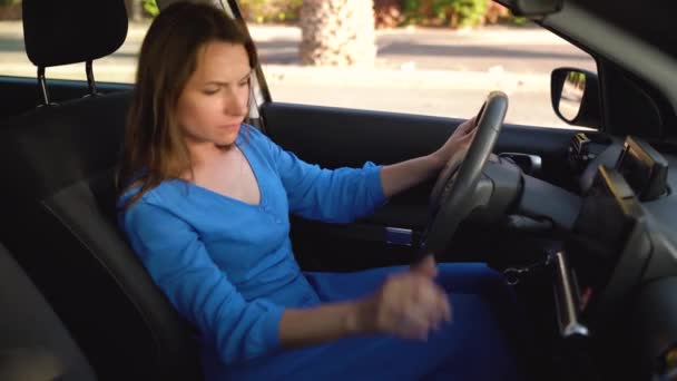 La mujer está enojada y molesta, porque su coche se averió. — Vídeo de stock