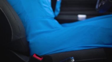Kadın araba emniyet kemeri sürüş önce araç içinde otururken tespit etmek