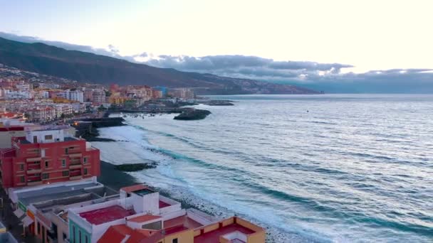 Widok z lotu ptaka Candelaria-miasto, Ocean Atlantycki i Bazylika w pobliżu stolicy wyspy-Santa Cruz de Tenerife na wybrzeżu Atlantyku. Teneryfa, Wyspy Kanaryjskie, Hiszpania — Wideo stockowe