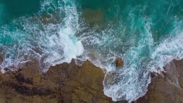 Vista superior da praia do deserto no Oceano Atlântico. Costa da ilha de Tenerife. Imagens aéreas de drones de ondas marinhas que chegam à costa — Vídeo de Stock