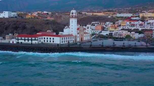 Vista desde la altura de la Basílica y del paisaje urbano de Candelaria, cerca de la capital de la isla Santa Cruz de Tenerife, en la costa atlántica. Tenerife, Islas Canarias, España — Vídeos de Stock