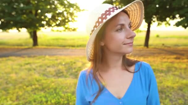 Ritratto di bella donna con cappello all'aperto nella giornata di sole primo piano — Video Stock