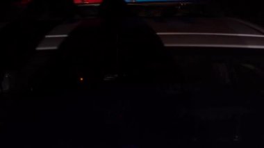 Gece yanıp sönen polis ışıkları