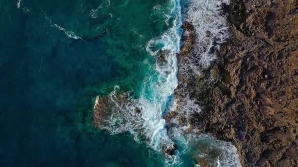 Vue de dessus d'une côte déserte. Côte rocheuse de l'île de Tenerife. Images aériennes de drones de vagues atteignant le rivage — Video
