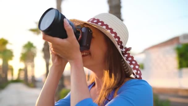 Fotós turista nő fotózni kamerával egy gyönyörű trópusi táj naplementekor — Stock videók