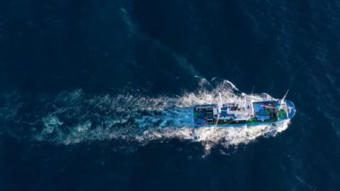 Atlantik Okyanusu'nda yelken bir balıkçı teknesi üst görünümü