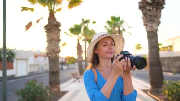 Photographer tourist woman taking photos with camera in a beautiful tropical landscape at sunset — Stock Video