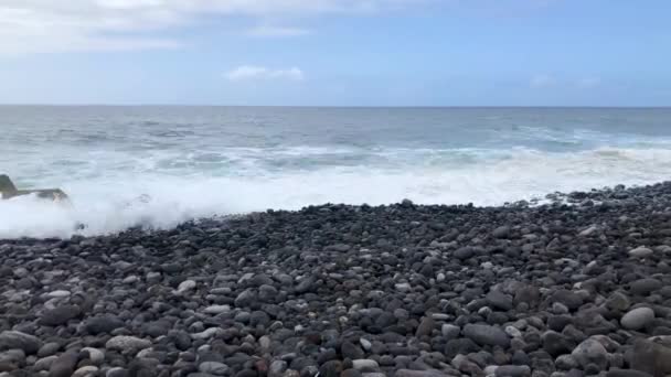 Timelapse dużej kamienistej plaży i fale oceanu osiągając brzeg. Skaliste wybrzeże wyspy Teneryfa — Wideo stockowe