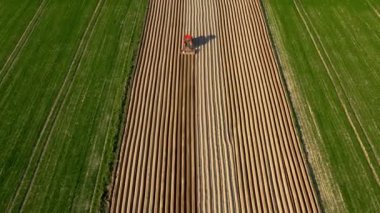 Traktörün havadan görünümü sahada tohumlama yapar