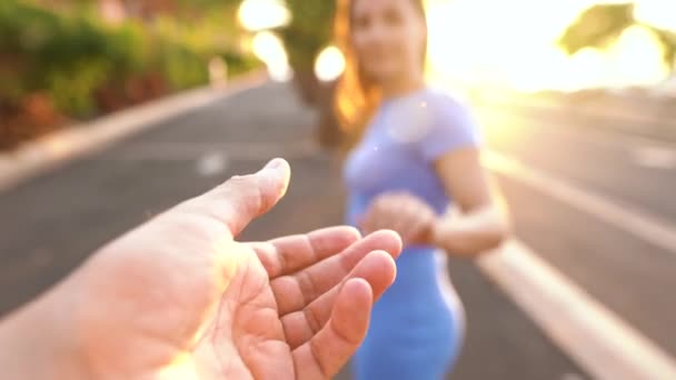 Volg mij-vrouw breidt haar hand naar de man, hij neemt haar handen en zachtjes beroertes — Stockvideo