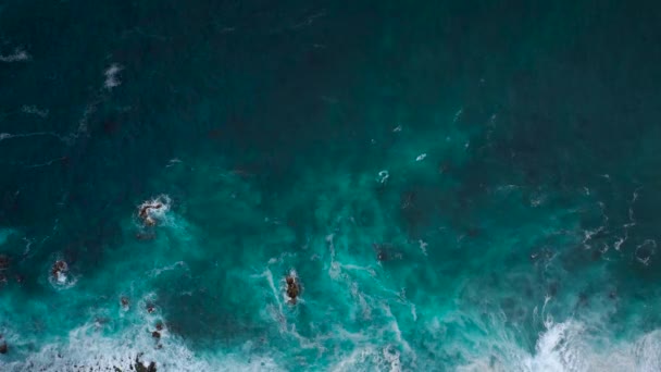 無人島の海岸のトップビュー。テネリフェ島のロッキー海岸。海岸に到達する海の波の空中ドローン映像 — ストック動画