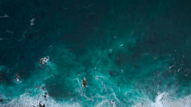 Blick von oben auf eine menschenleere Küste. Felsige Küste der Insel Teneriffa. Drohnenaufnahmen von Meereswellen, die die Küste erreichen — Stockvideo