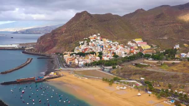 View from the height of the golden sand and the surrounding landscape of the beach Las Teresitas, Tenerife, Canaries, Spain — Stock Video