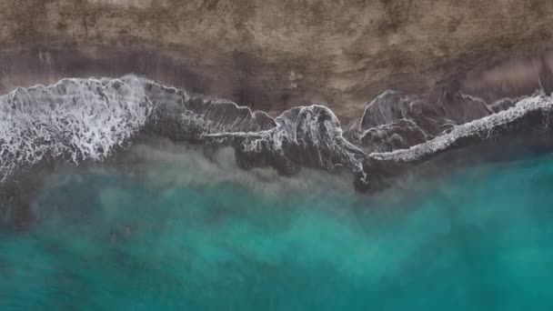 Vue de dessus de la plage de sable noir du désert sur l'océan Atlantique. Côte de l'île de Tenerife. Images aériennes de drones de vagues atteignant le rivage — Video