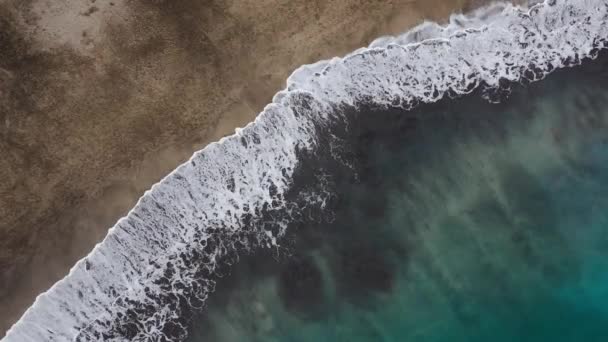 Vista superior de la playa negra del desierto en el Océano Atlántico. Costa de la isla de Tenerife. Imágenes aéreas de drones de olas marinas que llegan a la orilla — Vídeo de stock