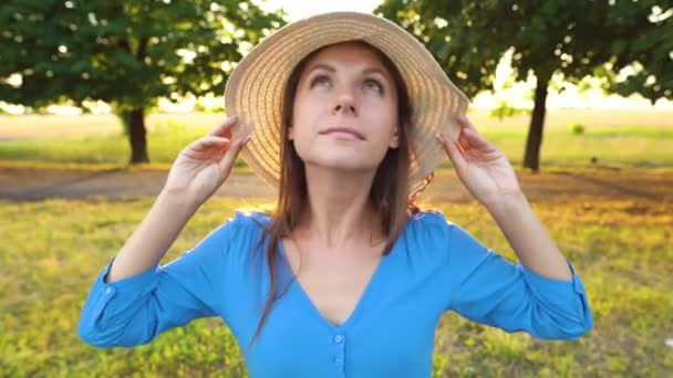 Портрет красивой женщины в шляпе на открытом воздухе в солнечный день крупным планом — стоковое видео