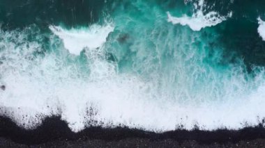 Atlantik Okyanusu'ndaki çöl siyah plajının en iyi manzarası. Tenerife adasının sahili. Kıyıya ulaşan deniz dalgalarının havadan drone görüntüleri