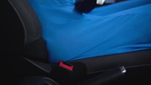 Femme attachant la ceinture de sécurité de la voiture tout en étant assis à l'intérieur du véhicule avant de conduire — Video