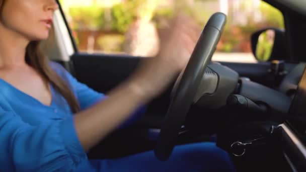 Vrouw is boos en boos, omdat haar auto kapot ging — Stockvideo