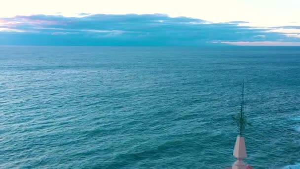 Uitzicht vanaf de hoogte van de basiliek en het stadsbeeld in Candelaria in de buurt van de hoofdstad van het eiland - Santa Cruz de Tenerife aan de Atlantische kust. Tenerife, Canarische eilanden, Spanje — Stockvideo