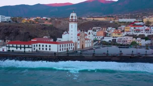 Bazilika ve ada - Santa Cruz de Tenerife Atlantik kıyısında başkenti yakınındaki Candelaria yılında townscape yükseklikten görüntüleyin. Tenerife, Kanarya Adaları, İspanya — Stok video