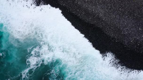 Κορυφαία όψη της μαύρης παραλίας της ερήμου στον Ατλαντικό ωκεανό. Ακτή του νησιού της Τενερίφη. Εναέρια πλάνα από θαλάσσια κύματα που φθάνουν στην ακτή — Αρχείο Βίντεο
