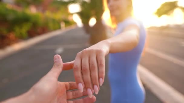 Follow Me-kvinnan förlänger sin hand till mannen, tar han händerna och försiktigt stroke — Stockvideo