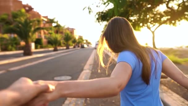 Siga-me - mulher jovem feliz puxando homens mão na mão correndo em um dia ensolarado brilhante. Filmado em diferentes velocidades: normal e lento — Vídeo de Stock