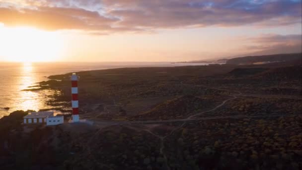 Θέα από το ύψος του Φάρο σιλουέτα Faro de Rasca στο ηλιοβασίλεμα σε Τενερίφη, Κανάρια νησιά, Ισπανία. Η άγρια ακτή του Ατλαντικού ωκεανού. Hyperlapse — Αρχείο Βίντεο