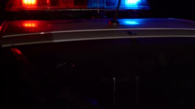 Gece yanıp sönen polis ışıkları