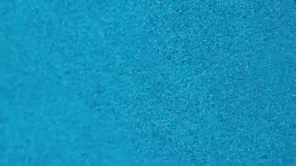 Pohled shora z dronu nad povrchem bazénu — Stock video