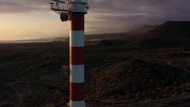 Tenerife, Kanarya Adaları, İspanya gün batımında deniz feneri silueti Faro de Rasca yükseklikten görünümü. Atlantik Okyanusu'nun Vahşi Kıyısı — Stok video