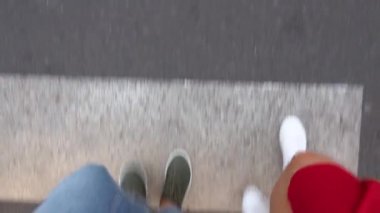 Erkek ve kadın bacaklarının üst görünümü bir yaya geçidinden geçmek