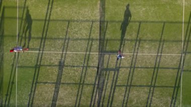 İnsanların tenis oynarken tenis kortunun yüksekliğinden görünümü