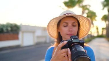 Fotoğrafçı turist kadın gün batımında güzel bir tropikal manzara kamera ile fotoğraf çekmek