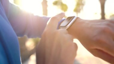 Akıllı saat. Akıllı saat kullanan kadın. Saatte kadın dokunmatik ekranyakın çekim, saat uygulaması girerek ve çalıştırmaya başlar