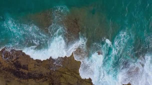 Top uitzicht op de woestijn steenachtige kust aan de Atlantische Oceaan. Kust van het eiland Tenerife. Luchtvaart drone beelden van zee golven bereiken Shore — Stockvideo