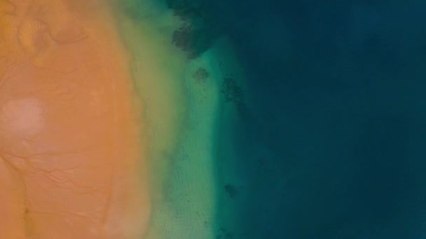 Luchtfoto van het gouden zand van het strand Las Teresitas en turquoise water van de Atlantische Oceaan, Tenerife, Canarische eilanden, Spanje — Stockvideo
