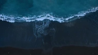 Atlantik Okyanusu'ndaki çöl siyah plajının en iyi manzarası. Tenerife adasının sahili. Kıyıya ulaşan deniz dalgalarının havadan drone görüntüleri